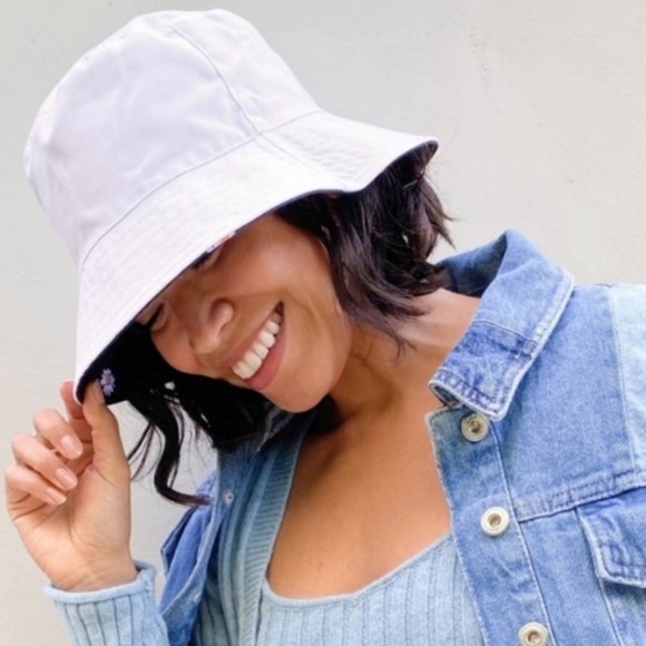 Alice + Olivia Reversible Printed Bucket Hat - Picture 14 of 16